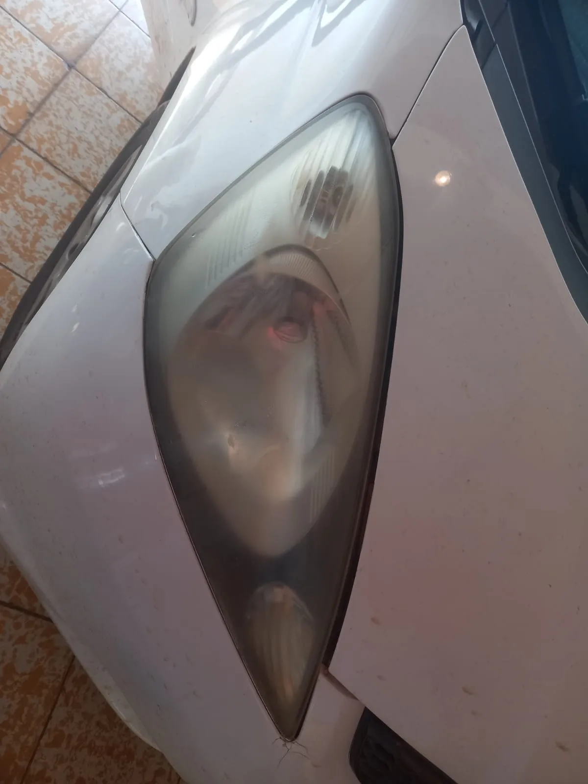 Faro delantero opaco y oxidado antes del pulido