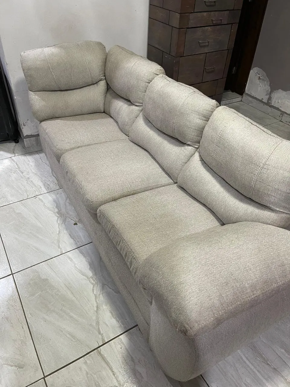 Sofá de tela beige rejuvenecido después de la limpieza