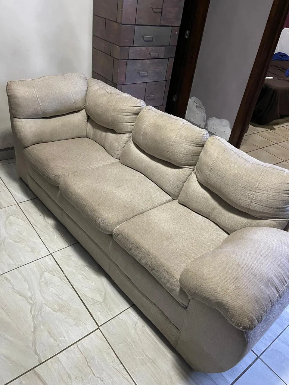 Sofá de tela beige sucio antes de la limpieza