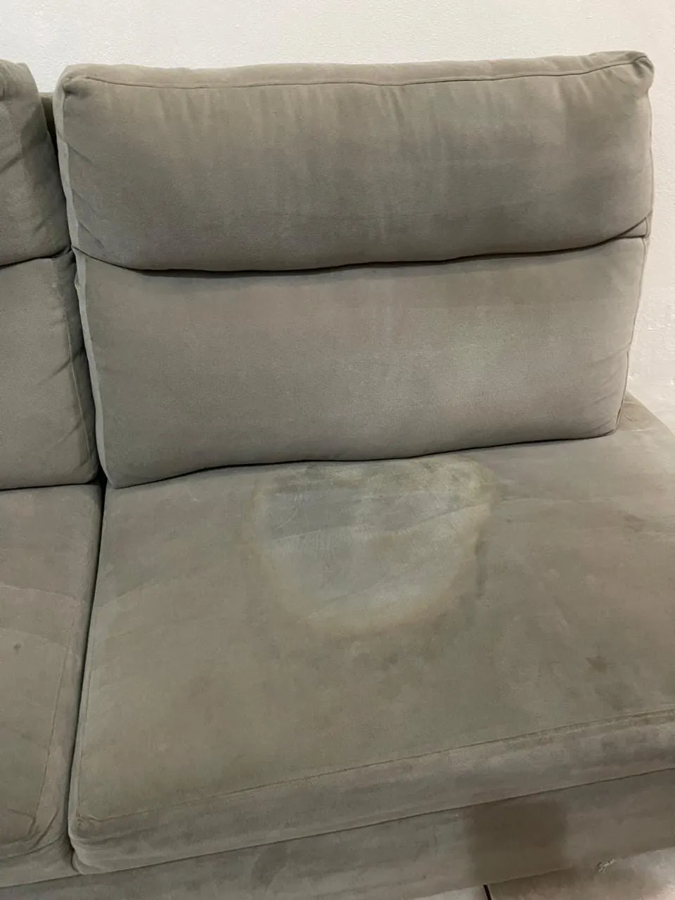 Cojín de tapicería gris sucio antes de la limpieza
